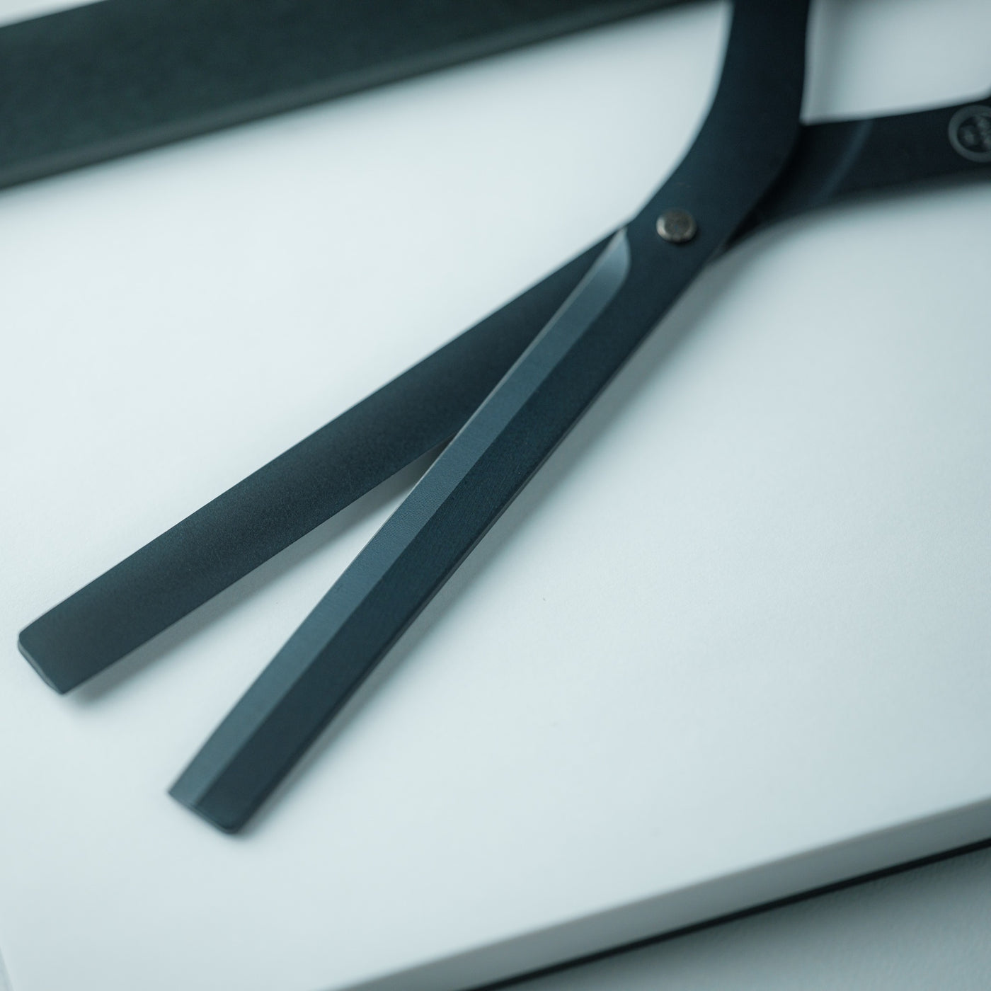 This 2-in-1 scissor design breaks tradition, takes center stage on desks -  Yanko Design